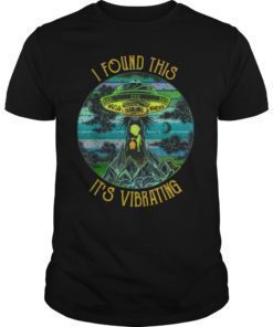 I Found This It’s Vibrating Alien Hug Cats Funny T-Shirt
